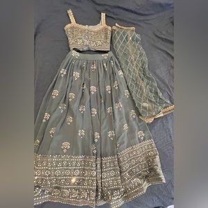 Lehenga size US4 adjustable, excess material is not removed